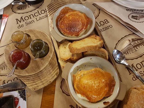 Queso Caliente de Cabra con Dulce de Pimiento y de Cebolla