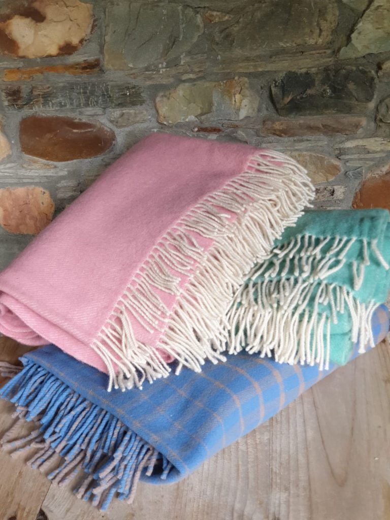 Manta artesanal de Val de San Lorenzo Color Rosa con Flecos Blancos