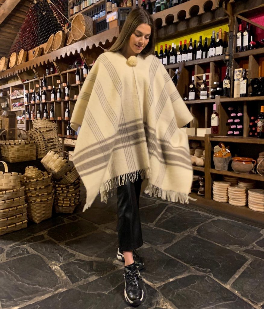 Poncho de Lana Merina 100% Color Crudo con Rayas en Color Marrón