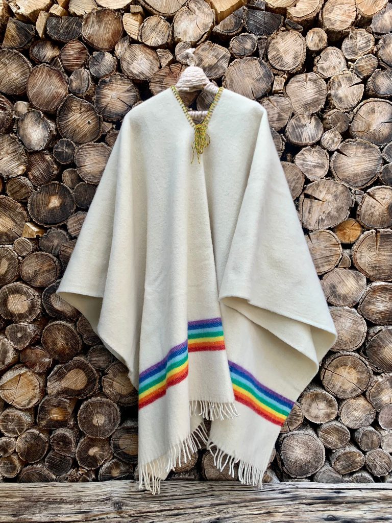 Poncho de Lana Merina 100% Crudo con rayas Arcoíris