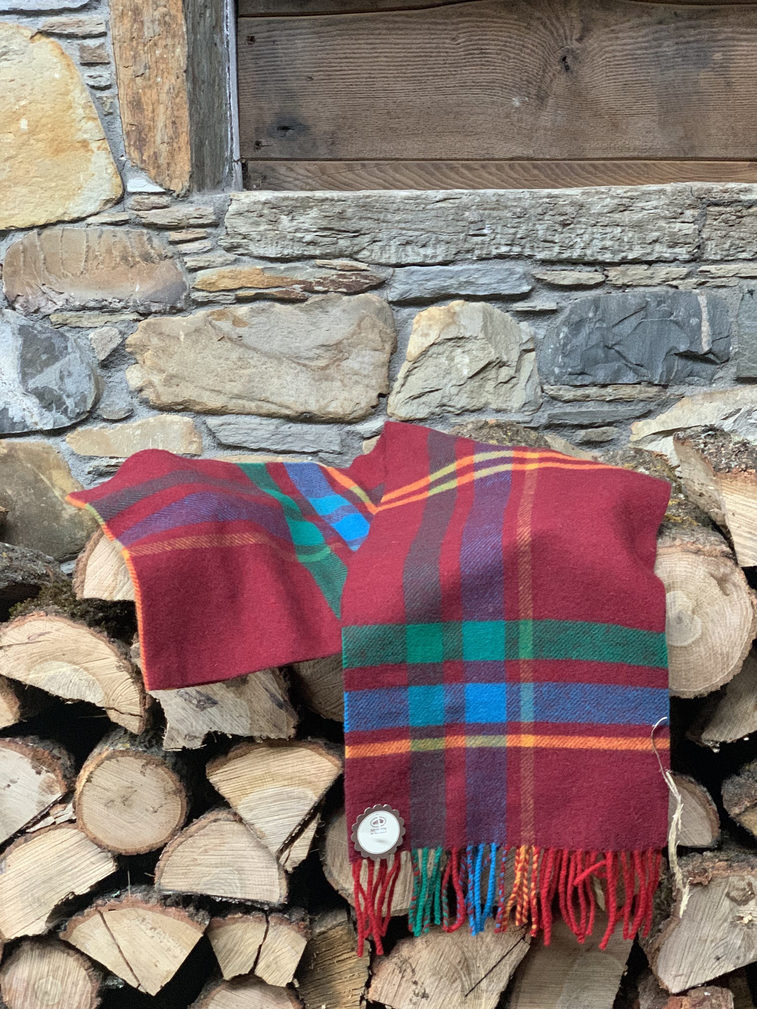 Bufandas de Lana 100% Color Granate con Franjas de colores | Moncloa de San