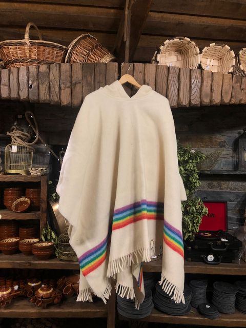 Poncho Crudo con rayas arcoiris con capucha confeccionado con mantas Val de San Lorenzo