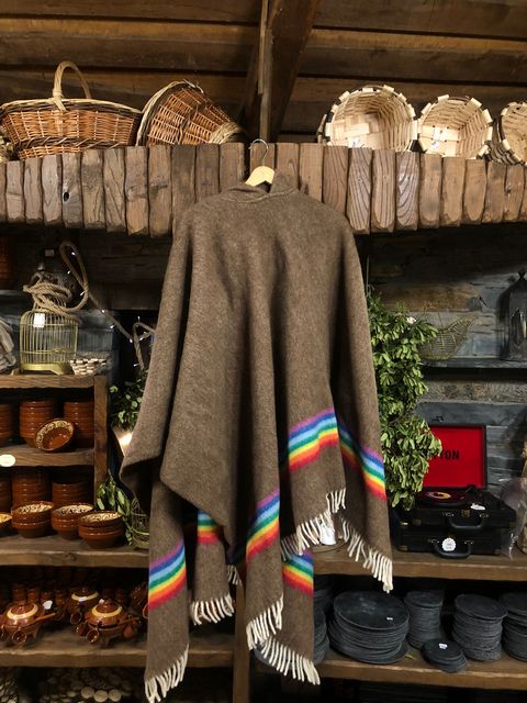 Poncho Marrón con rayas arcoiris con capucha confeccionado con mantas Val de San Lorenzo