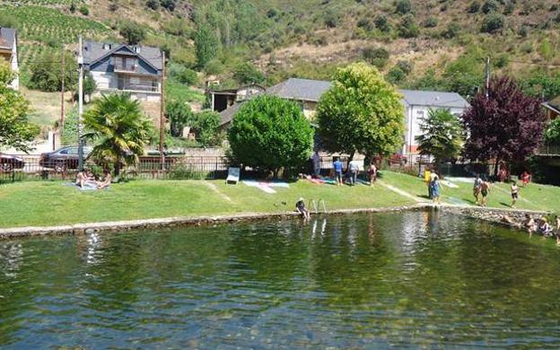 piscinas con toboganes en el bierzo