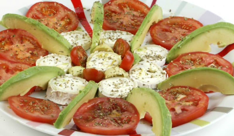 ensalada caprese con aguacate