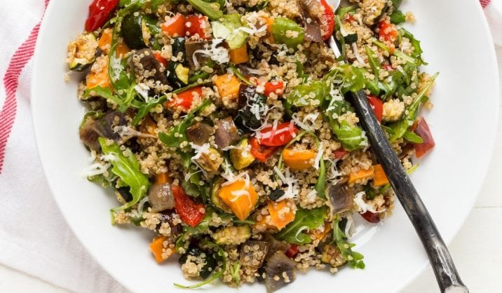 ensalada de quinoa con vegetales asados